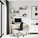 Lyxig chefsfåtölj VEMONA 30 i svart med armstöd och hjul vid ett skrivbord från hjh OFFICE
