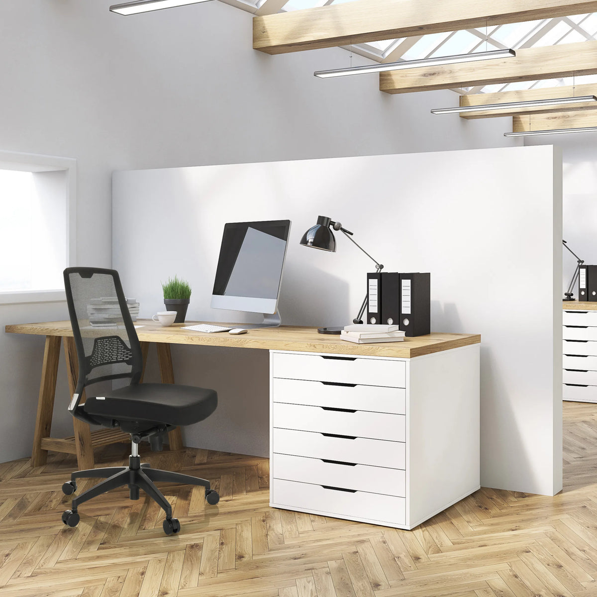 Professionell kontorsstol PORTO ECO I i svart med nätryggstöd vid ett skrivbord från hjh OFFICE