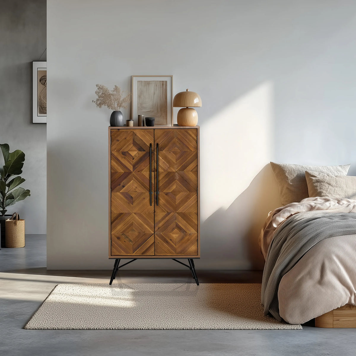 Byrå SANTJAGO WOOD HIGH i mörkbrunt trä med geometriskt mönster och svarta metallben från hjh LIVING