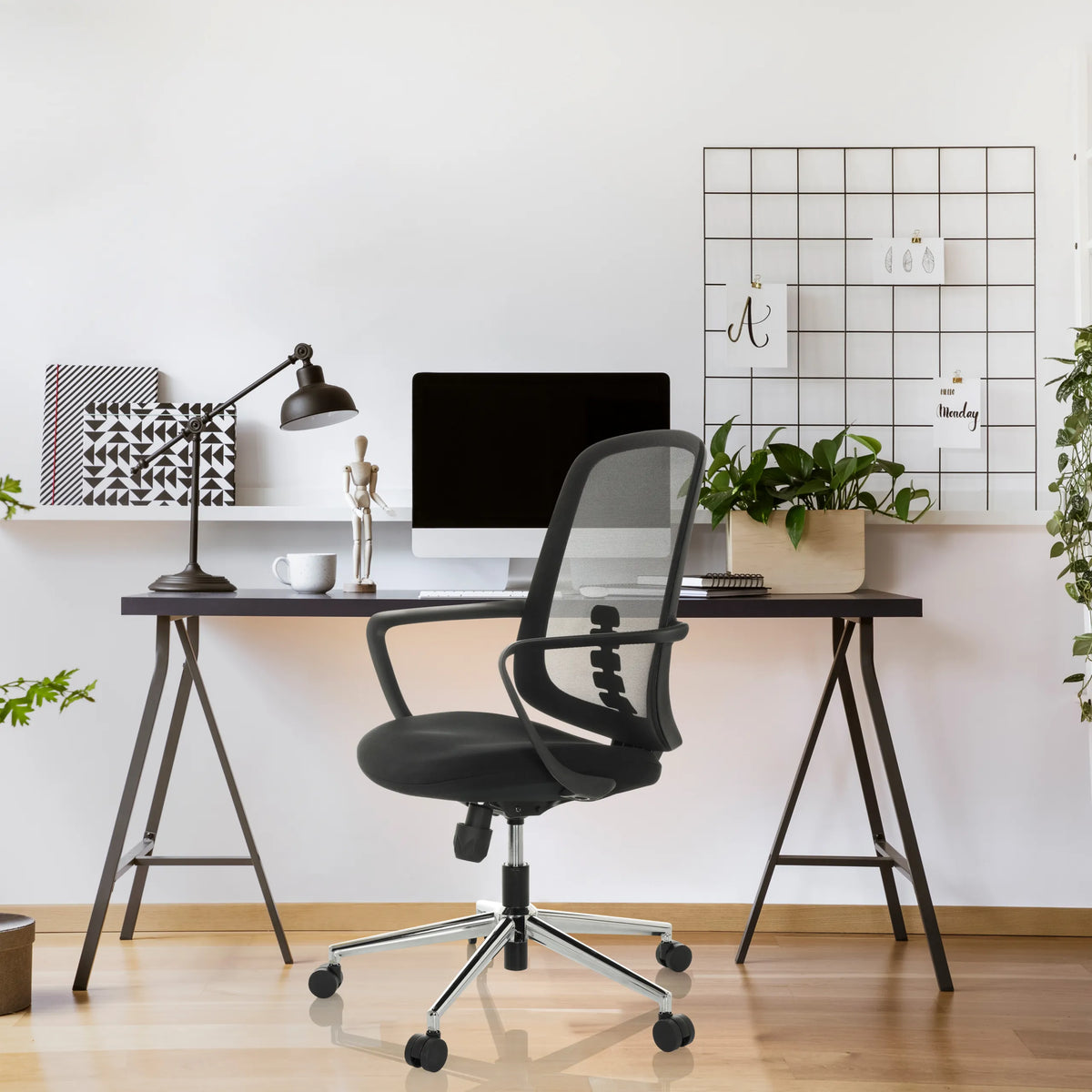 Svart Home Office kontorsstol SEDIOLO B med nätryggstöd och armstöd från hjh OFFICE