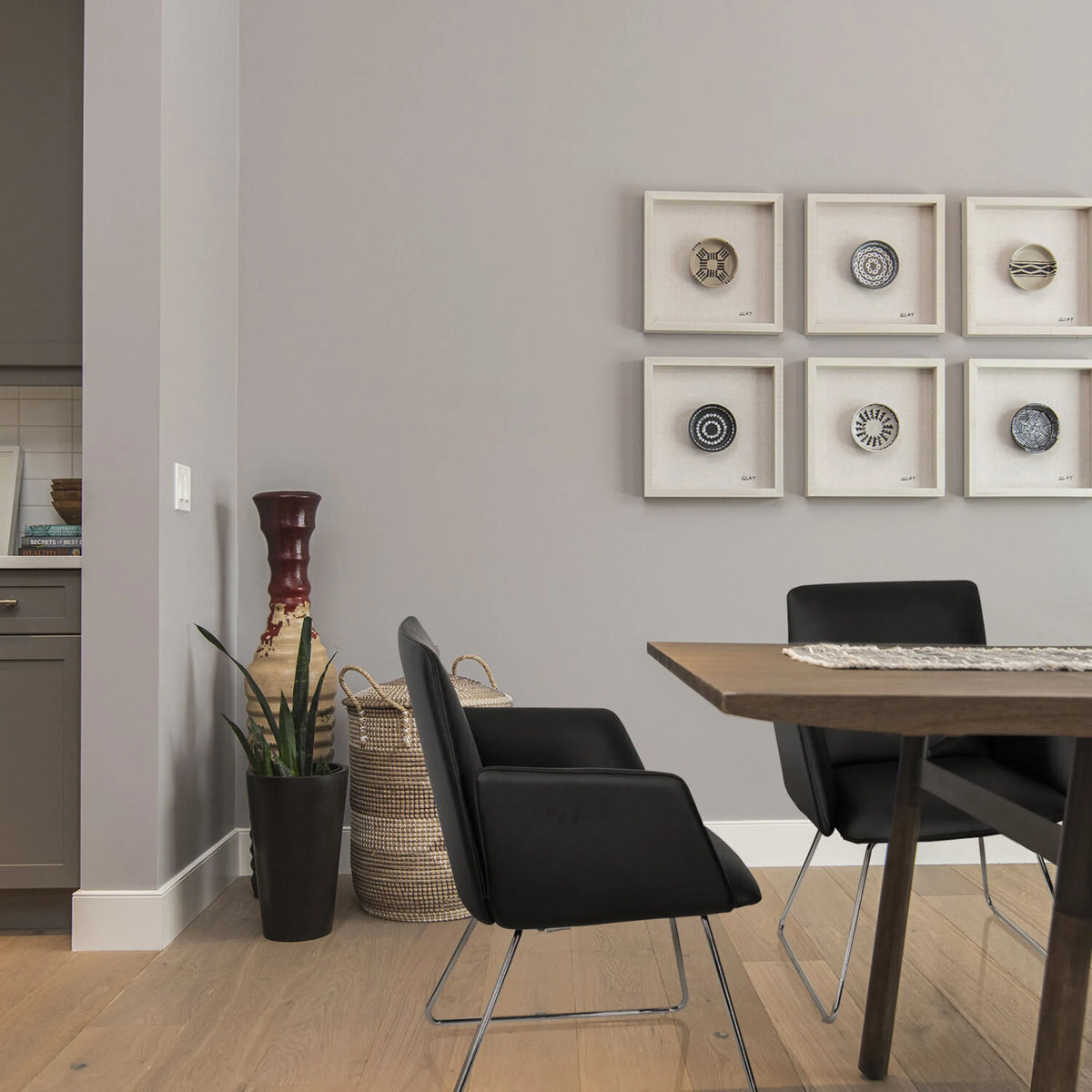Svart stoppad stol DESIGNIA V med smala metallben vid ett träbord från hjh OFFICE