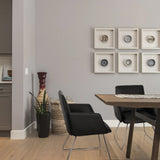 Svart stoppad stol DESIGNIA V med smala metallben vid ett träbord från hjh OFFICE