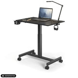 Svart Stand K ståskrivbord på hjul med bärbar dator och skrivbordslampa från hjh OFFICE (AI-genererad bild)