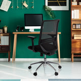 Svart professionell kontorsstol PROFONDO med nätryggstöd och kromad fotkorsbas framför ett skrivbord från hjh OFFICE