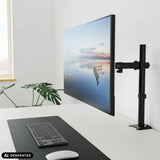 Svart Ergomount M1 bildskärmshållare med en skärm monterad på ett skrivbord från hjh OFFICE (AI-genererad bild)