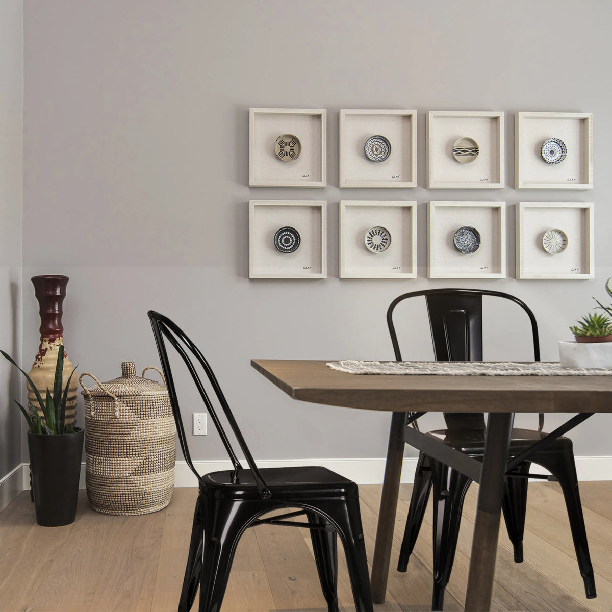 Svarta Bistrostolar VANTAGGIO COMFORT i metall vid ett träbord från hjh OFFICE