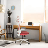 Röd professionell kontorsstol ARCEO WF med vit ram och armstöd vid ett skrivbord från hjh OFFICE