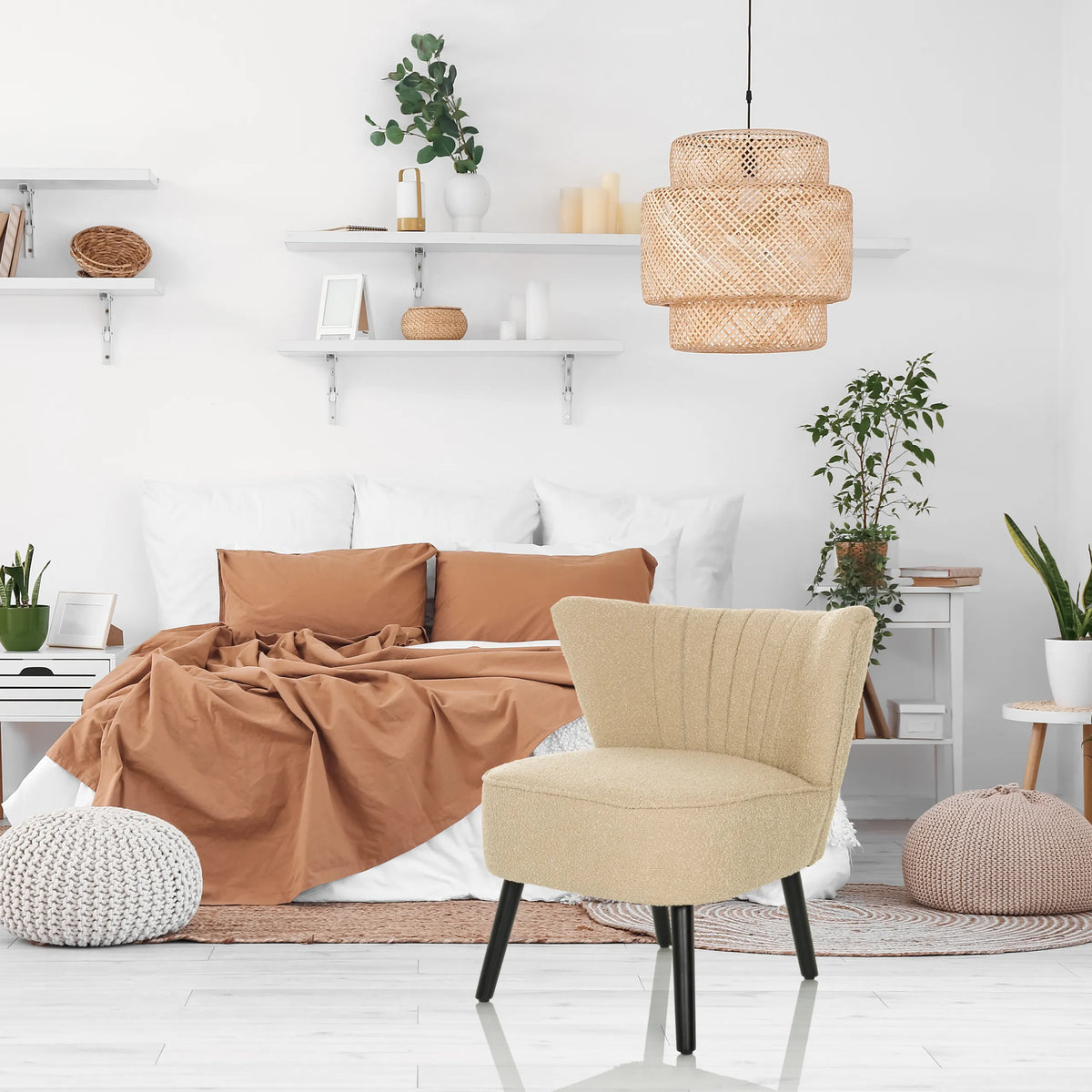 Beige Loungefåtölj MANISO med quiltat ryggstöd och svarta ben från hjh LIVING