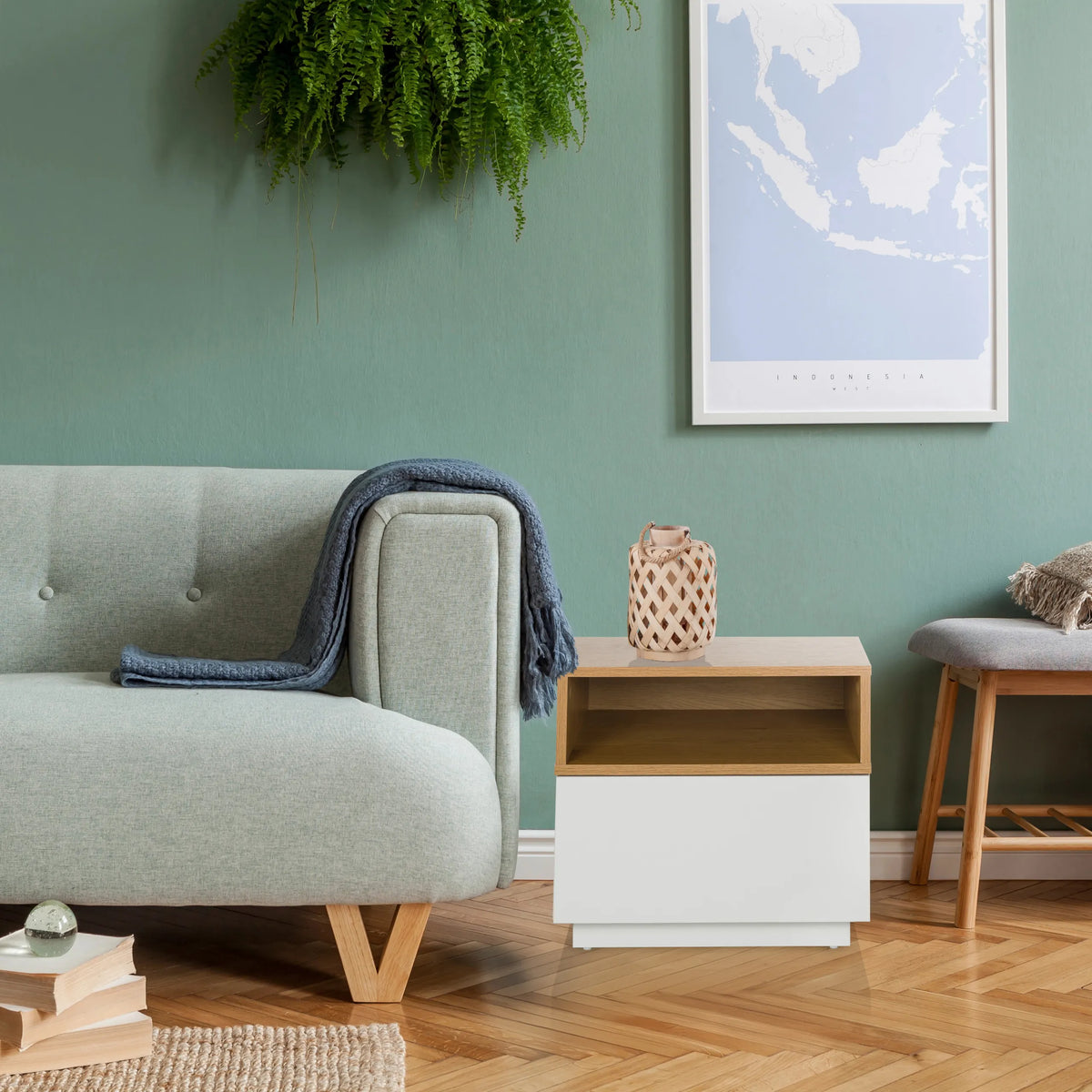 Sidobord MELMO i vitt och ek med öppen hylla bredvid en soffa från hjh LIVING