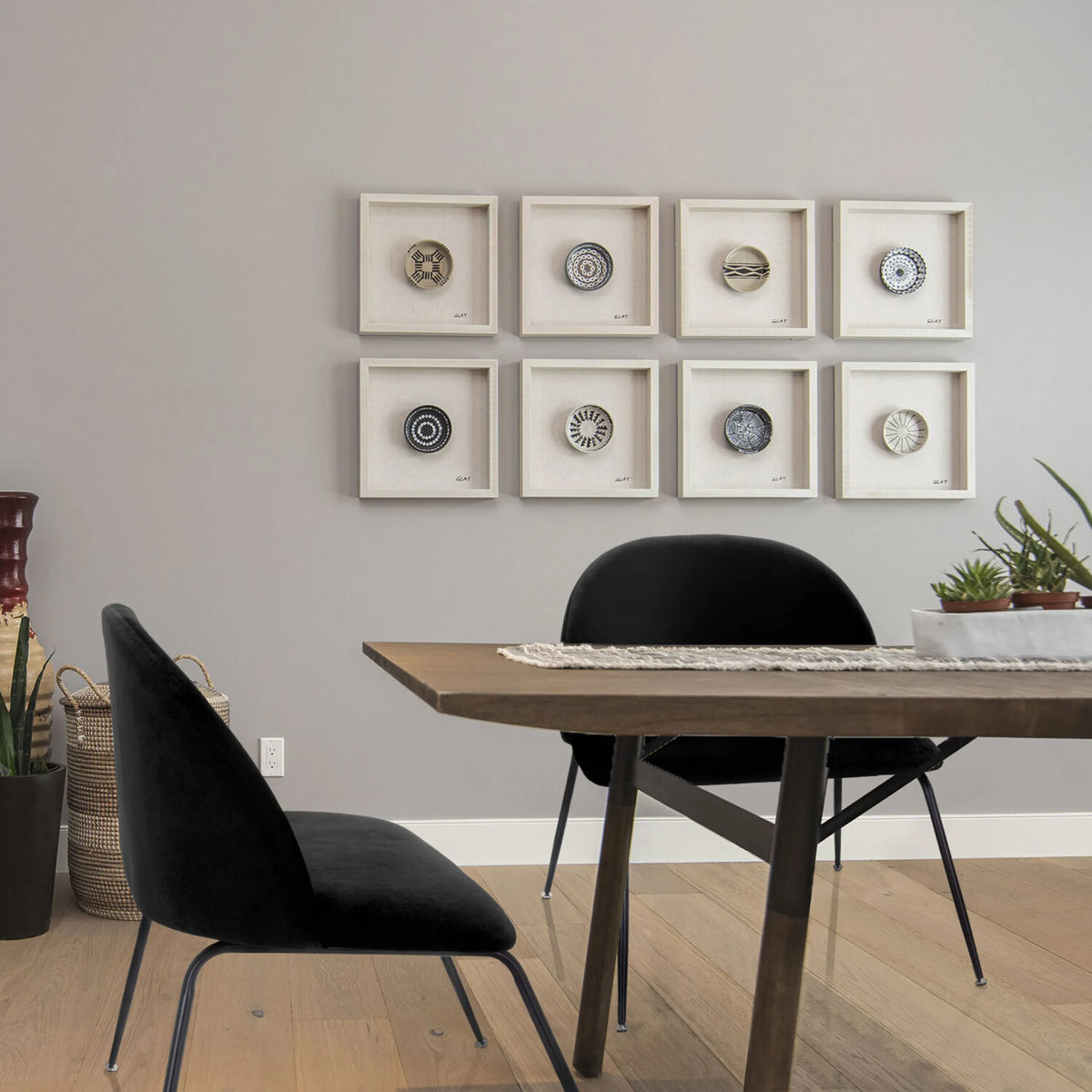 Svart stoppad stol VELVO med smala metallben vid ett matbord från hjh OFFICE