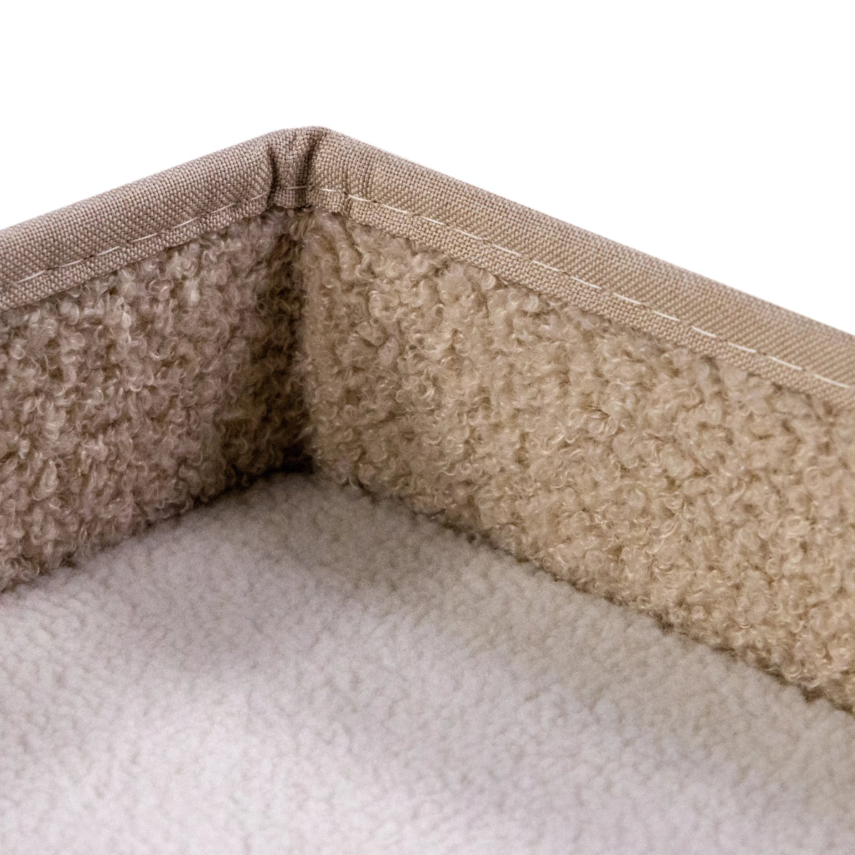 Beige, fluffigt foder och förstärkt söm på Kattgrotta PAWY EB från hjh LIVING