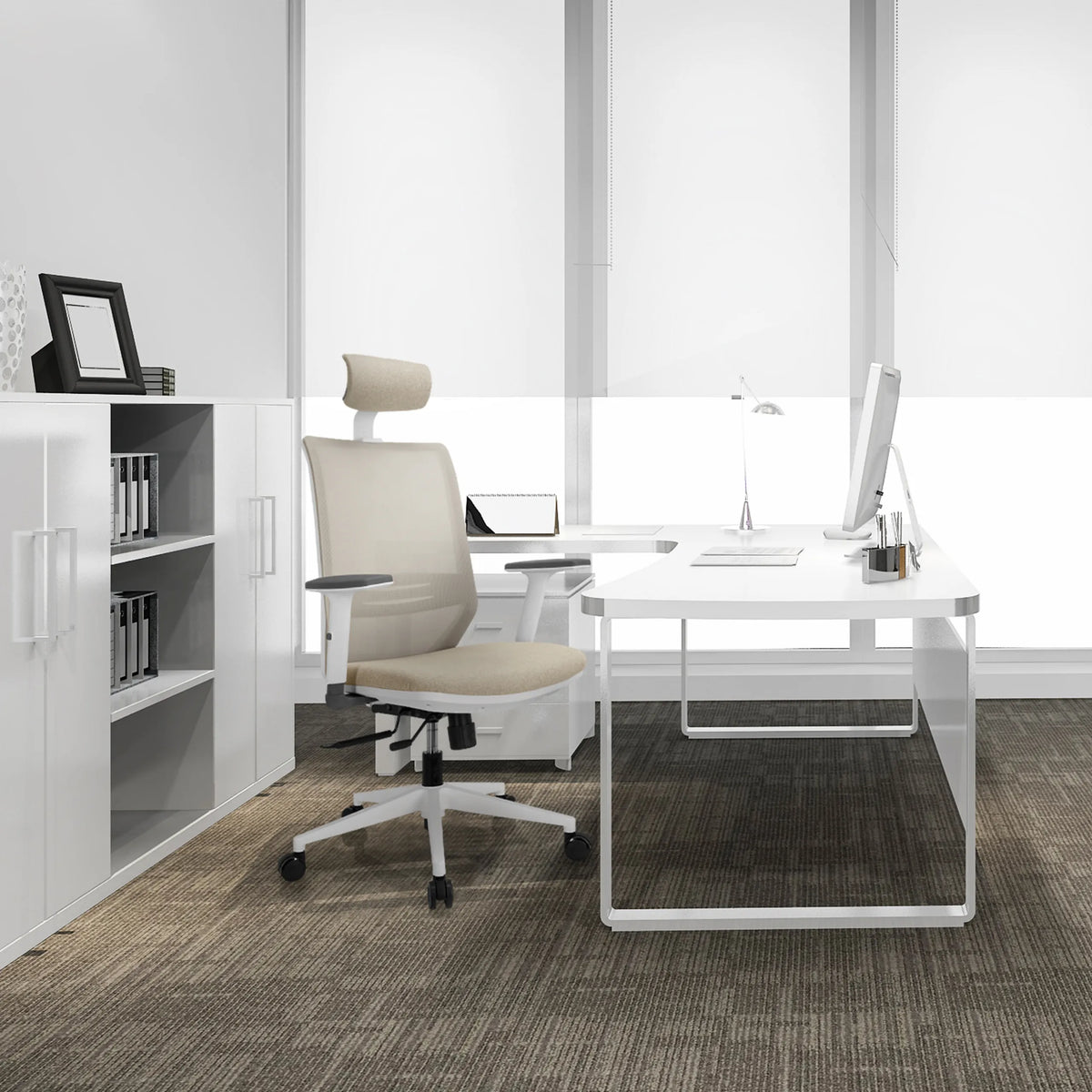 Beige Professionell kontorsstol PROFONDO PRO W med nackstöd och armstöd framför ett vitt skrivbord från hjh OFFICE