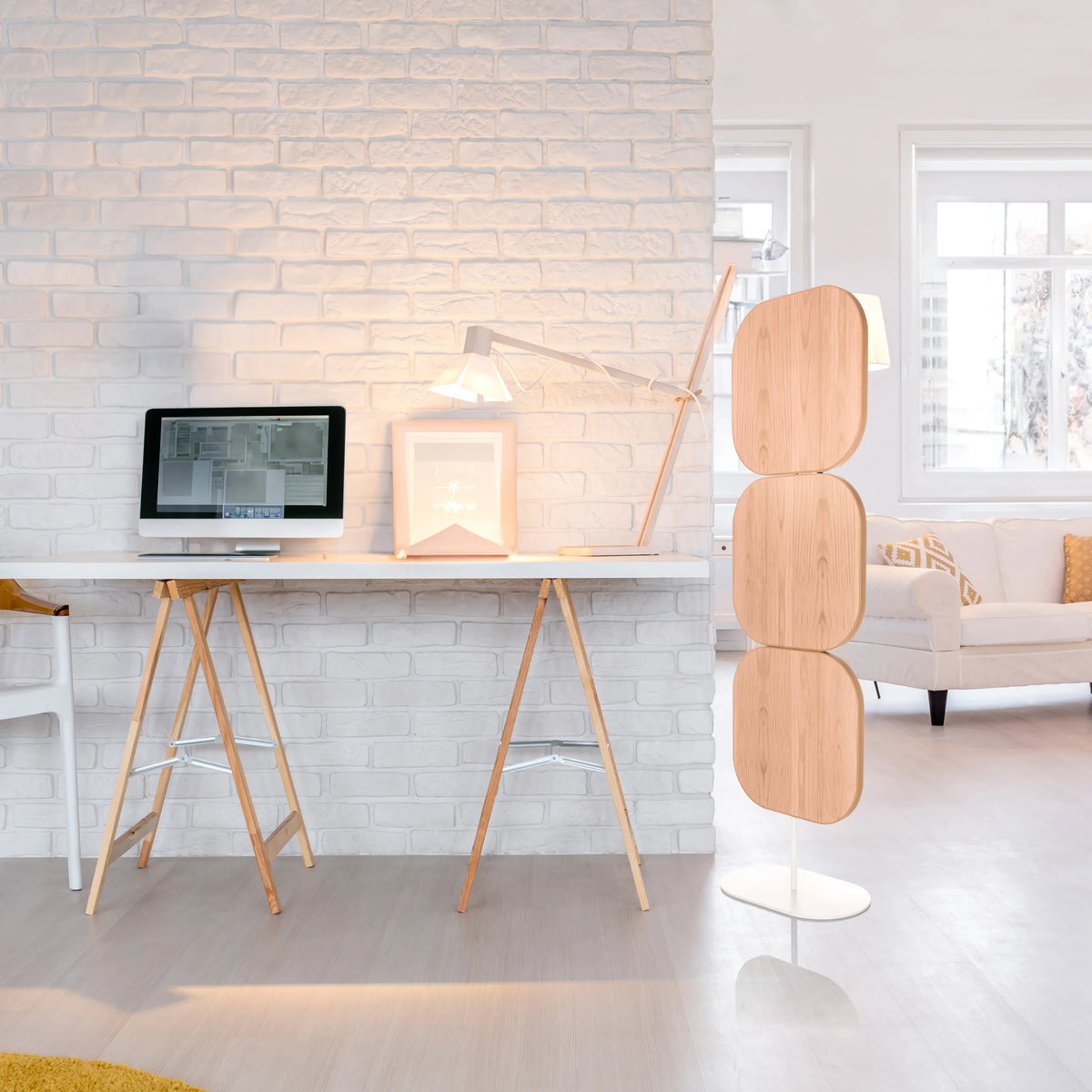 Beige skärmvägg FLEXMIUT W med tre avrundade element på en vit fot från hjh OFFICE
