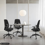 Tre professionella kontorsstolar Skandis i svart vid ett runt bord från hjh OFFICE (AI-genererad bild)