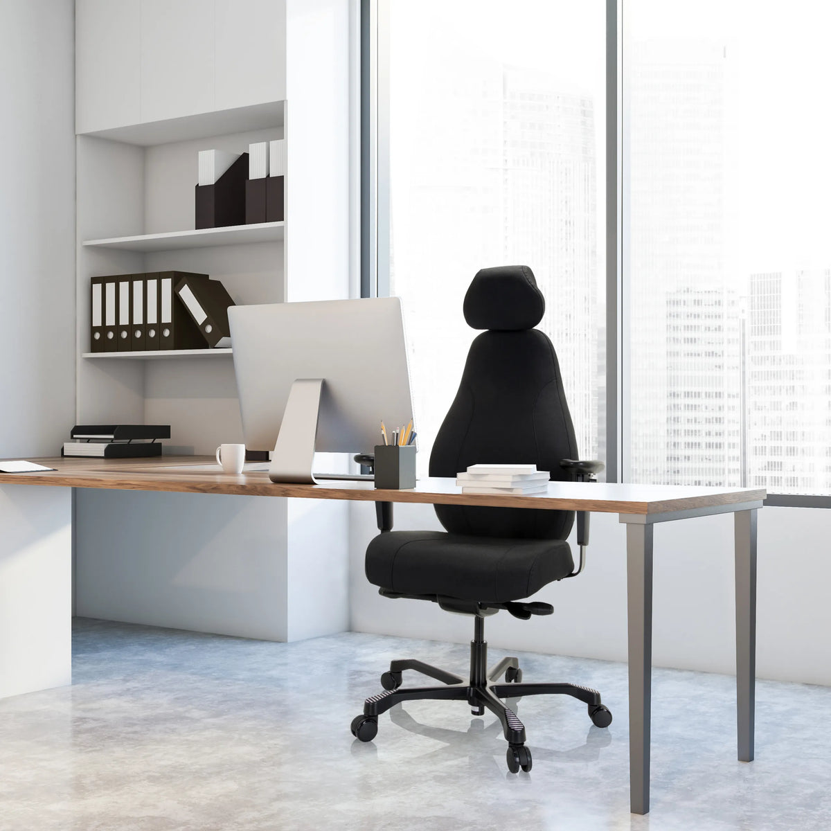 Svart Professionell chefsfåtölj RESISTIO XXL med nackstöd och armstöd vid ett skrivbord från hjh OFFICE
