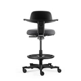 Baksida av den mörkgrå Arbetsstol TOP WORK 40 med fotring och hjul från hjh OFFICE