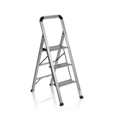 Silverfärgad fällbar stege SOLID V i aluminium med tre steg och handtag från hjh OFFICE – 360-gradersvy (snett framifrån 40°)