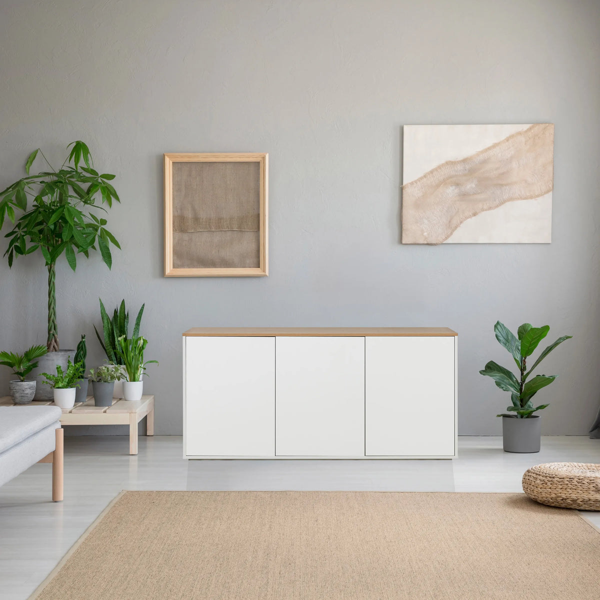 Sidobord KELO S i vitt med en ekskiva i ett ljust rum från hjh LIVING
