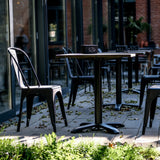 Svart Bistrostol VANTAGGIO BRUSH med matchande bord i utomhusmiljö från hjh OFFICE