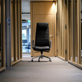 Lyxig chefsfåtölj ASPERA 20 i svart med quiltad stoppning och silverfärgade armstöd från hjh OFFICE