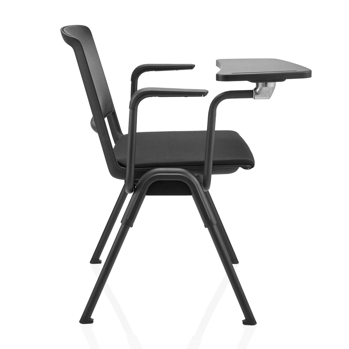 MEET WA skrivplatta i svart på en stol med armstöd och nätryggstöd från hjh OFFICE