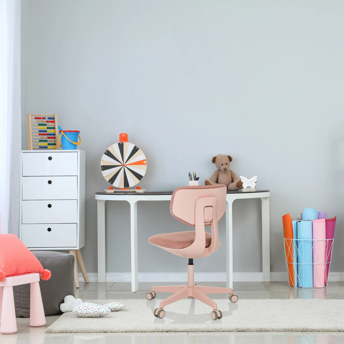 Rosa Snurrstol för barn KID COLORE med hjul vid ett vitt skrivbord från hjh OFFICE