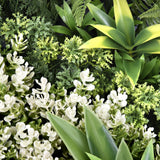 Närbild av de gröna plastväxterna på Växtmatta LEAFLUXE WALL 1 från hjh LIVING