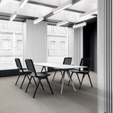 Fyra svarta MEET WA besökarstolar vid ett vitt konferensbord i ett modernt kontor från hjh OFFICE