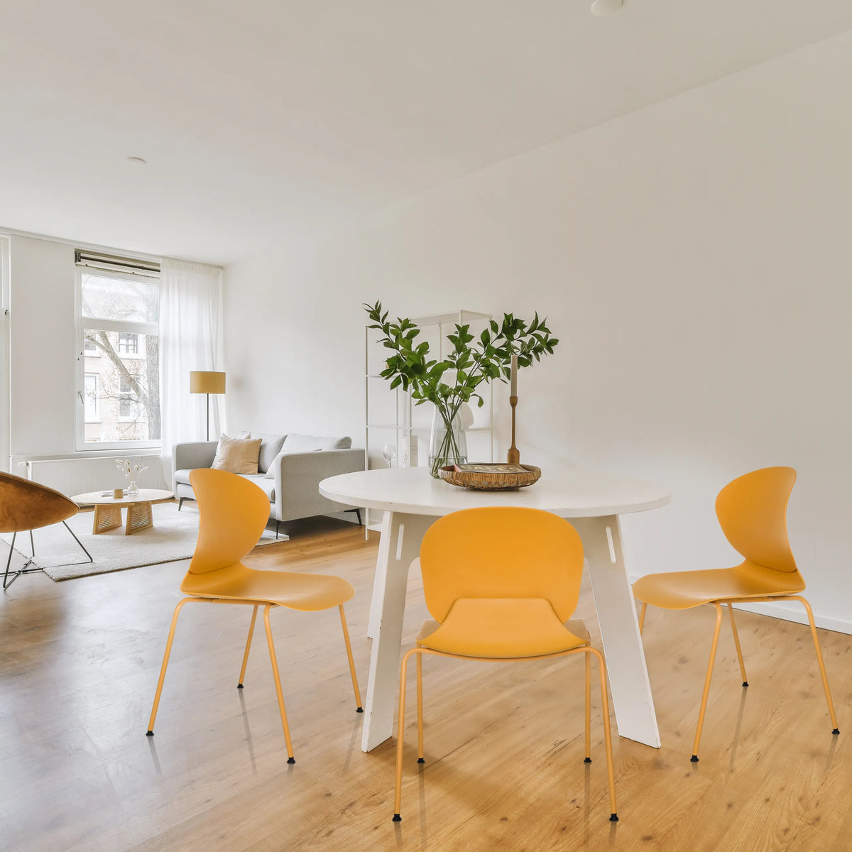 Gula fyrbenta stolar T36 VI med svängda sitskal och smala ben från hjh OFFICE