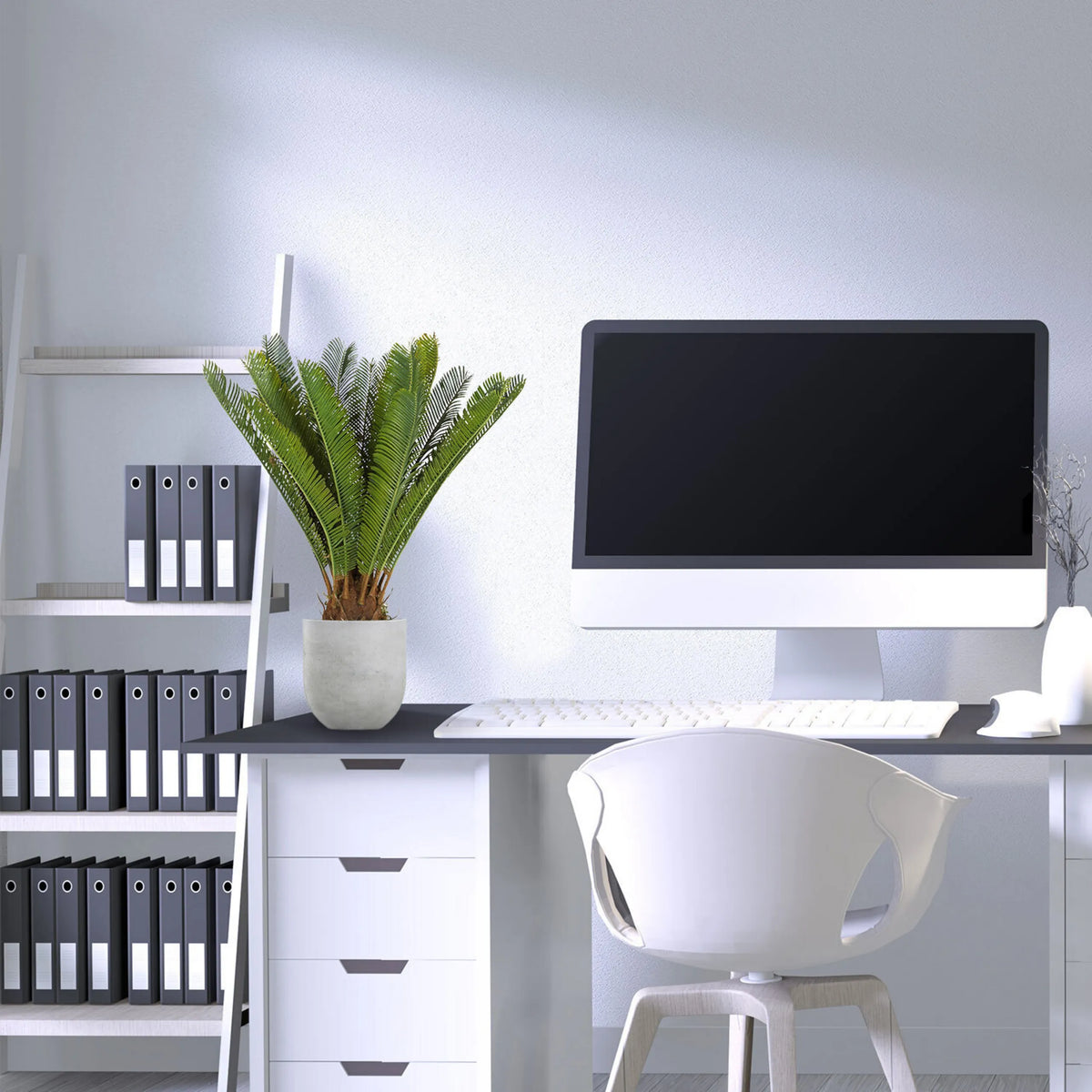 Konstgjord växt CYCAS i grön färg med grå kruka på ett skrivbord från hjh OFFICE