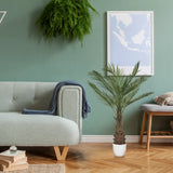 Grön konstgjord växt DRACAENA i en vit kruka på trägolv från hjh OFFICE
