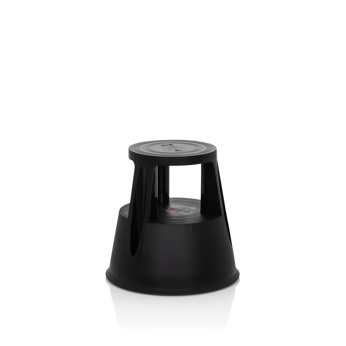 Svart Stegpall TIO-M I med rund trampyta och konisk bas från hjh OFFICE – 360-gradersvy (framifrån 20°)