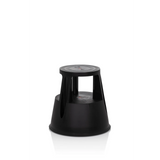 Svart Stegpall TIO-M I med rund trampyta och konisk bas från hjh OFFICE – 360-gradersvy (framifrån 20°)