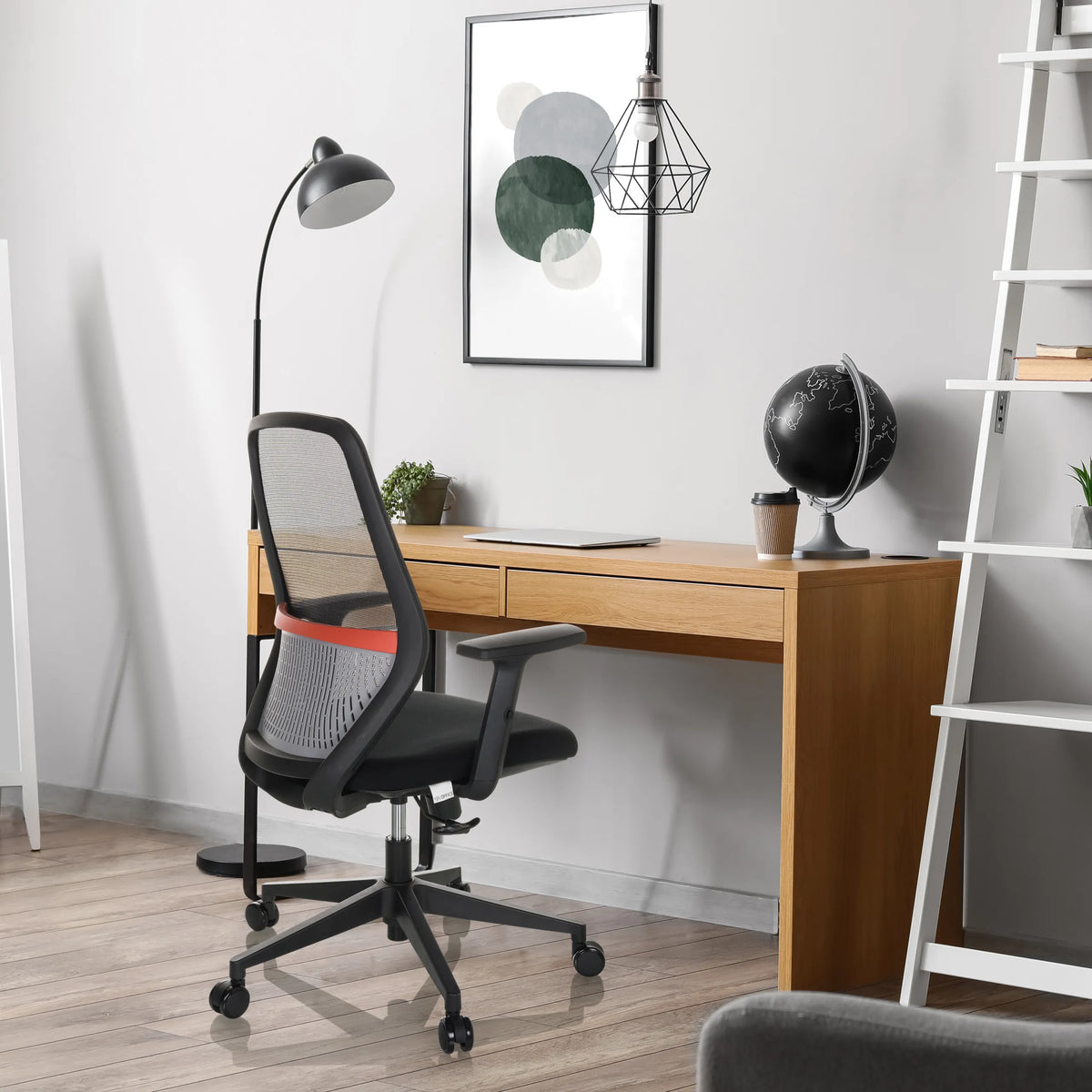 Professionell kontorsstol CARLOW I i svart med nätryggstöd och armstöd från hjh OFFICE