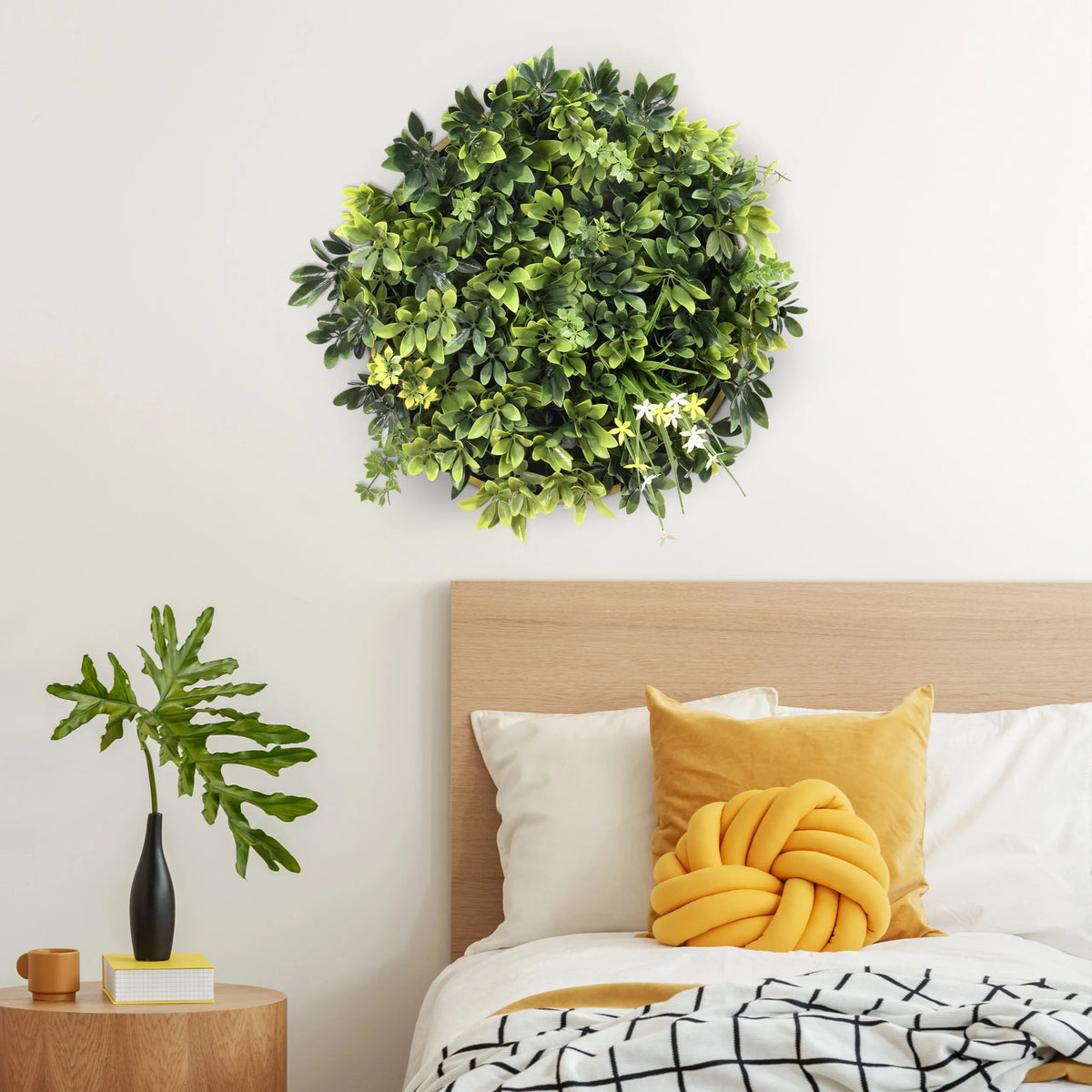Grön växtmatta LEAFLUXE WALL 2 som rund väggdekoration över en säng från hjh LIVING