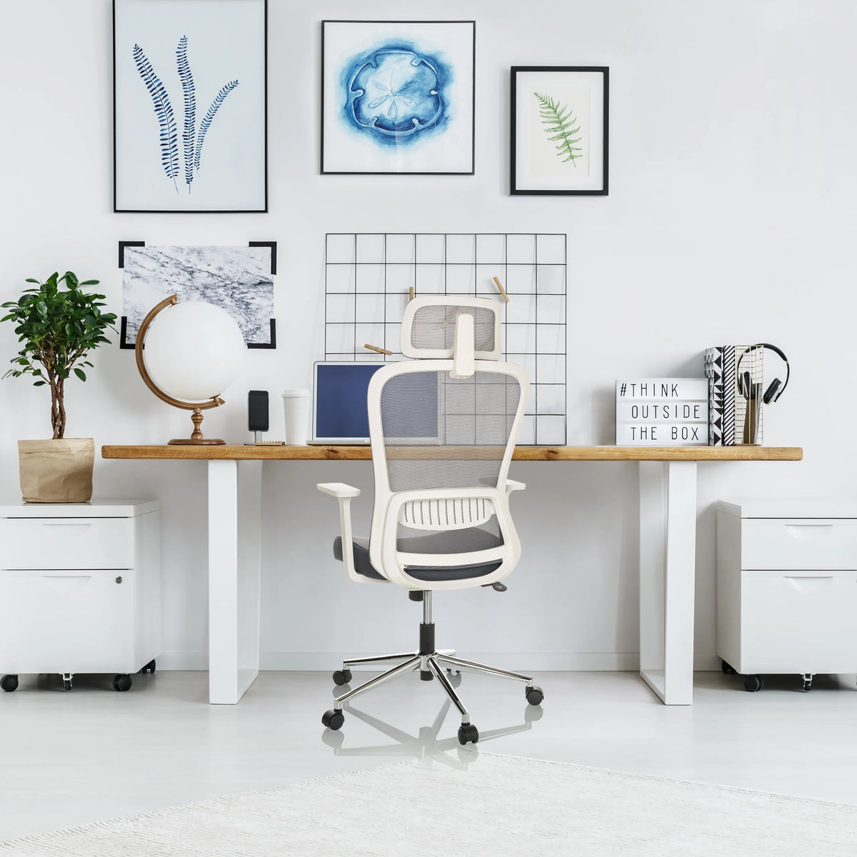 Grå Home Office kontorsstol BELAIA W med nätryggstöd och vita armstöd från hjh OFFICE
