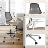 Bardiskstol TOP WORK STYLE i beige med nätrygg, fotring och kromad stjärnfot med hjul från hjh OFFICE