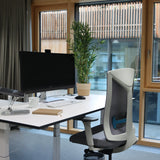 Grå HALIFAX WORK bardiskstol vid ett vitt skrivbord i ett ljust rum från hjh OFFICE