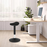 Svart ståstol BALANCE SIT I B med rund fot och vadderad sits i ett ljust kontor från hjh OFFICE