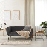 Grå Loungesoffa HAYRIVER med kuddar och filt i ett ljust rum från hjh LIVING