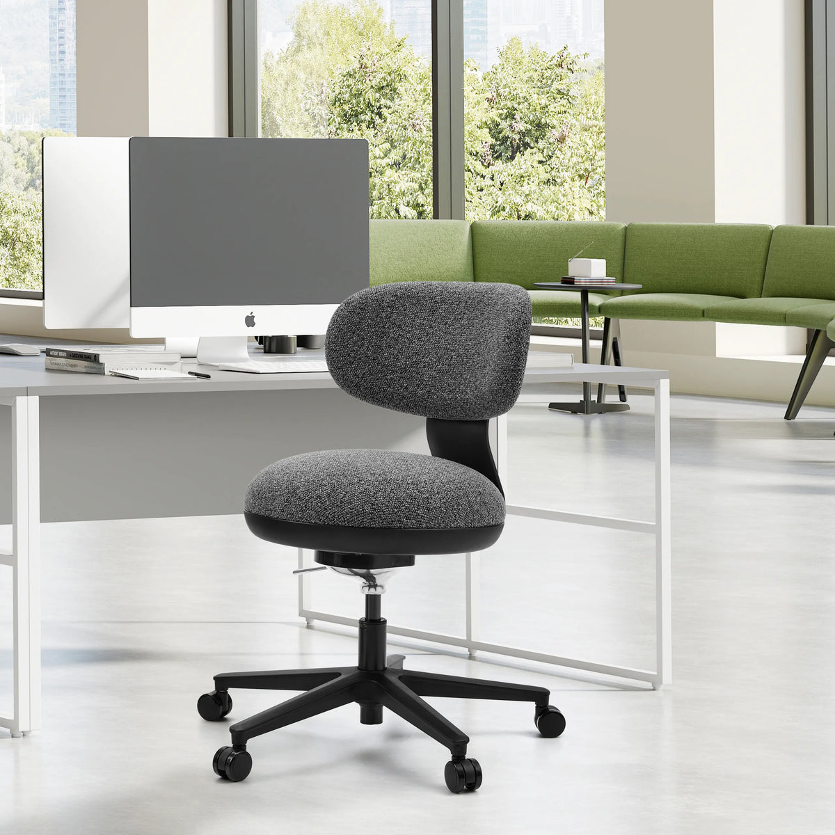 Grå SITMOTION B Home Office kontorsstol med hjul framför ett vitt skrivbord i ett ljust kontor från hjh OFFICE