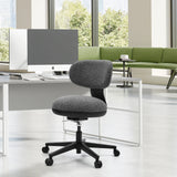 Grå SITMOTION B Home Office kontorsstol med hjul framför ett vitt skrivbord i ett ljust kontor från hjh OFFICE