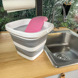 Gråvit Fällbar behållare CLEAN SILE med en rosa svamp i en diskho från hjh OFFICE