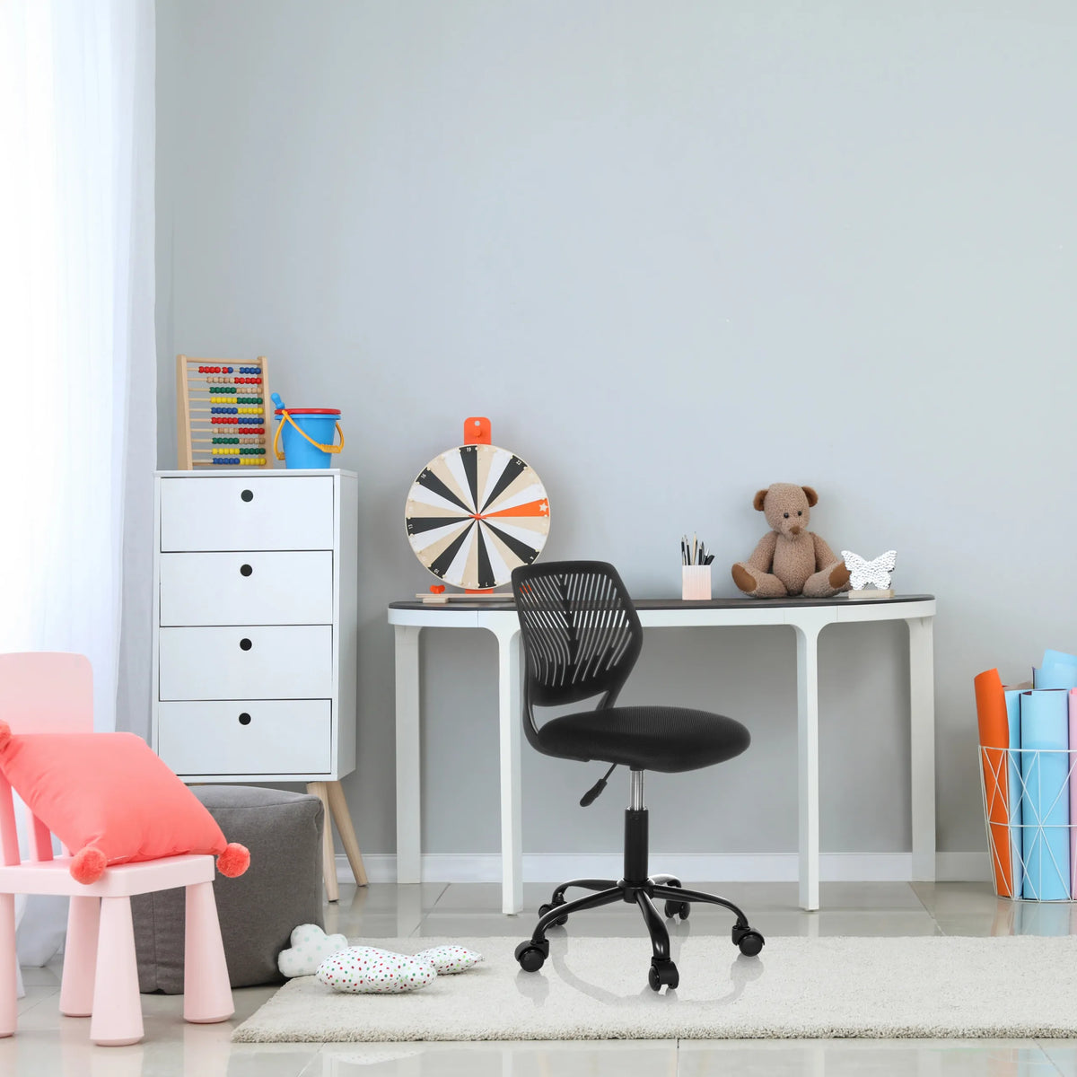 Svart Snurrstol för barn KID QB med nätrygg och hjul vid ett vitt skrivbord från hjh OFFICE
