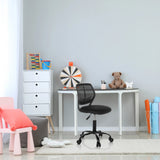 Svart Snurrstol för barn KID QB med nätrygg och hjul vid ett vitt skrivbord från hjh OFFICE