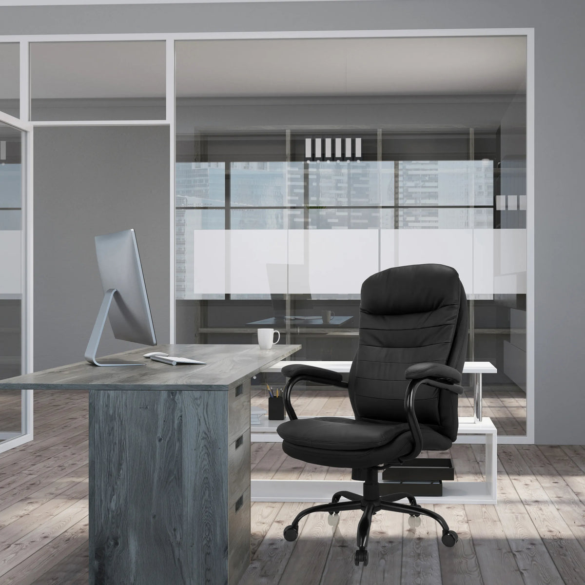 RELAX XXL B snurrstol i svart konstläder med armstöd vid ett skrivbord från hjh OFFICE
