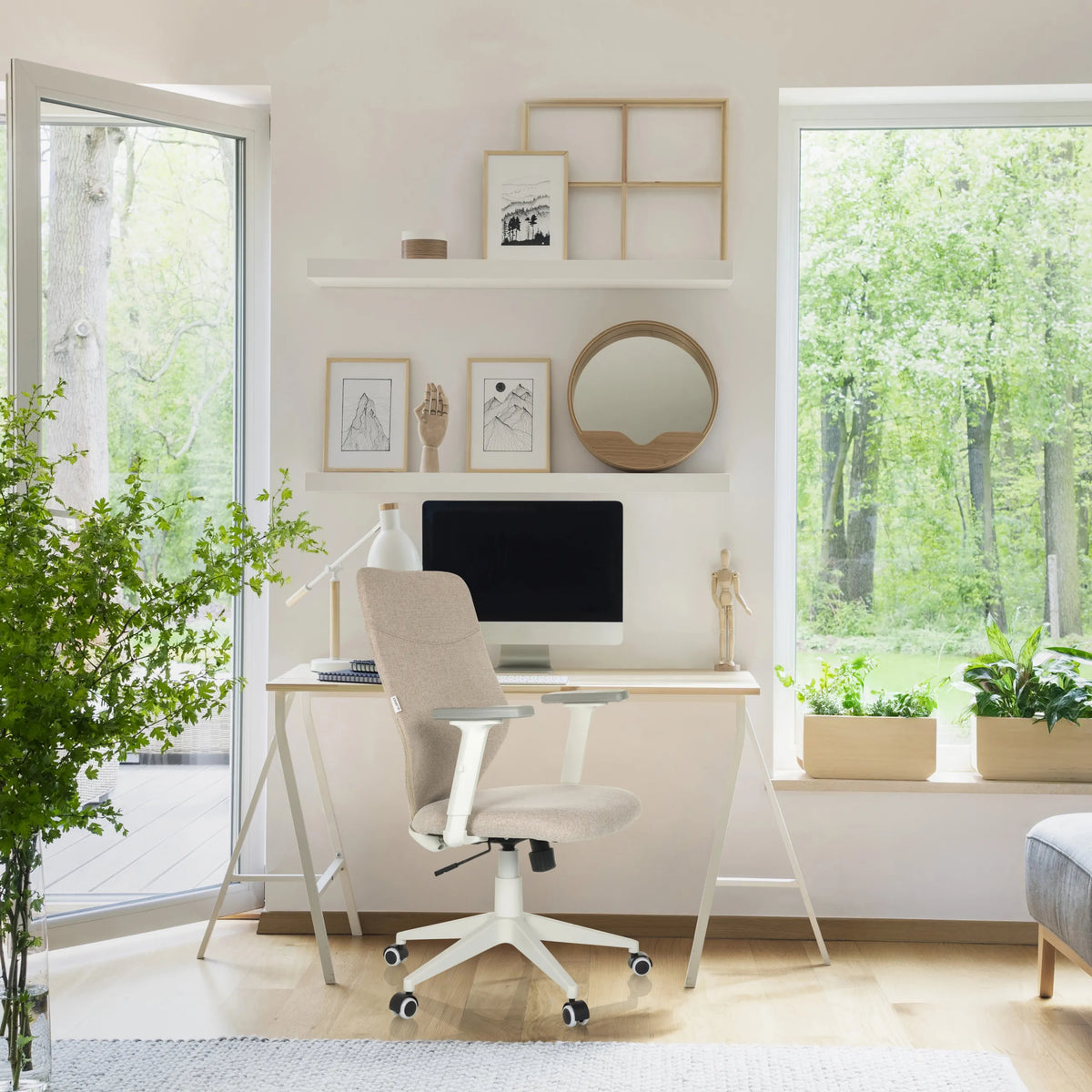 Beige COSIO II Home Office kontorsstol med armstöd vid ett skrivbord i ett ljust rum från hjh OFFICE