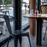 Svart Bistrostol VANTAGGIO BRUSH med svängd ryggstöd vid ett runt bord från hjh OFFICE
