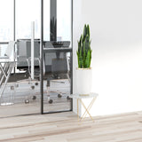 Grön konstgjorda växter SANSEVIERIA i en vit kruka på ett sidobord från hjh OFFICE
