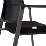 Sits och armstöd på den fyrbenta stolen MEET i svart med en liten varumärkeslogotyp från hjh OFFICE